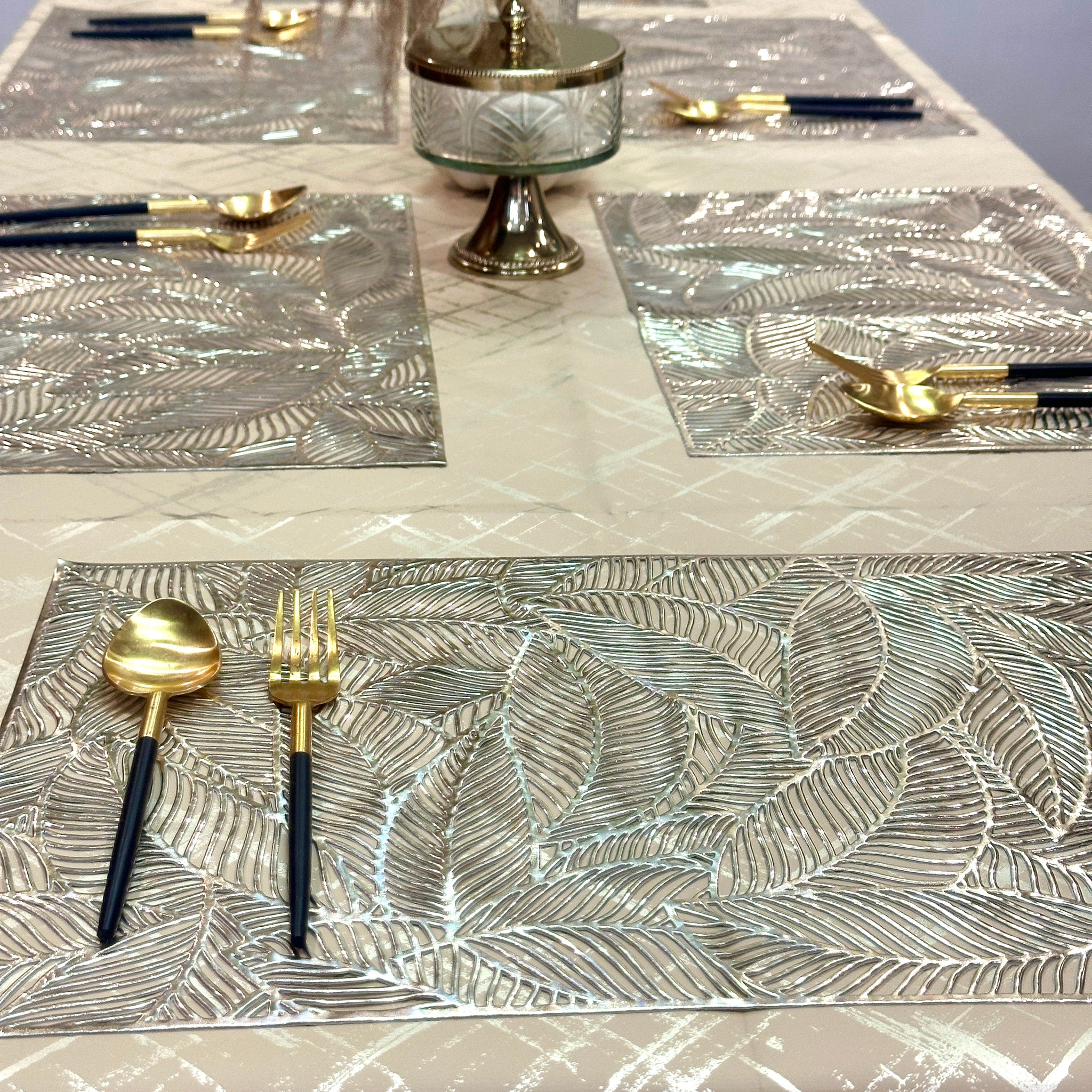 Broad Leaf Overlap Rectangle Metallic Table Mats