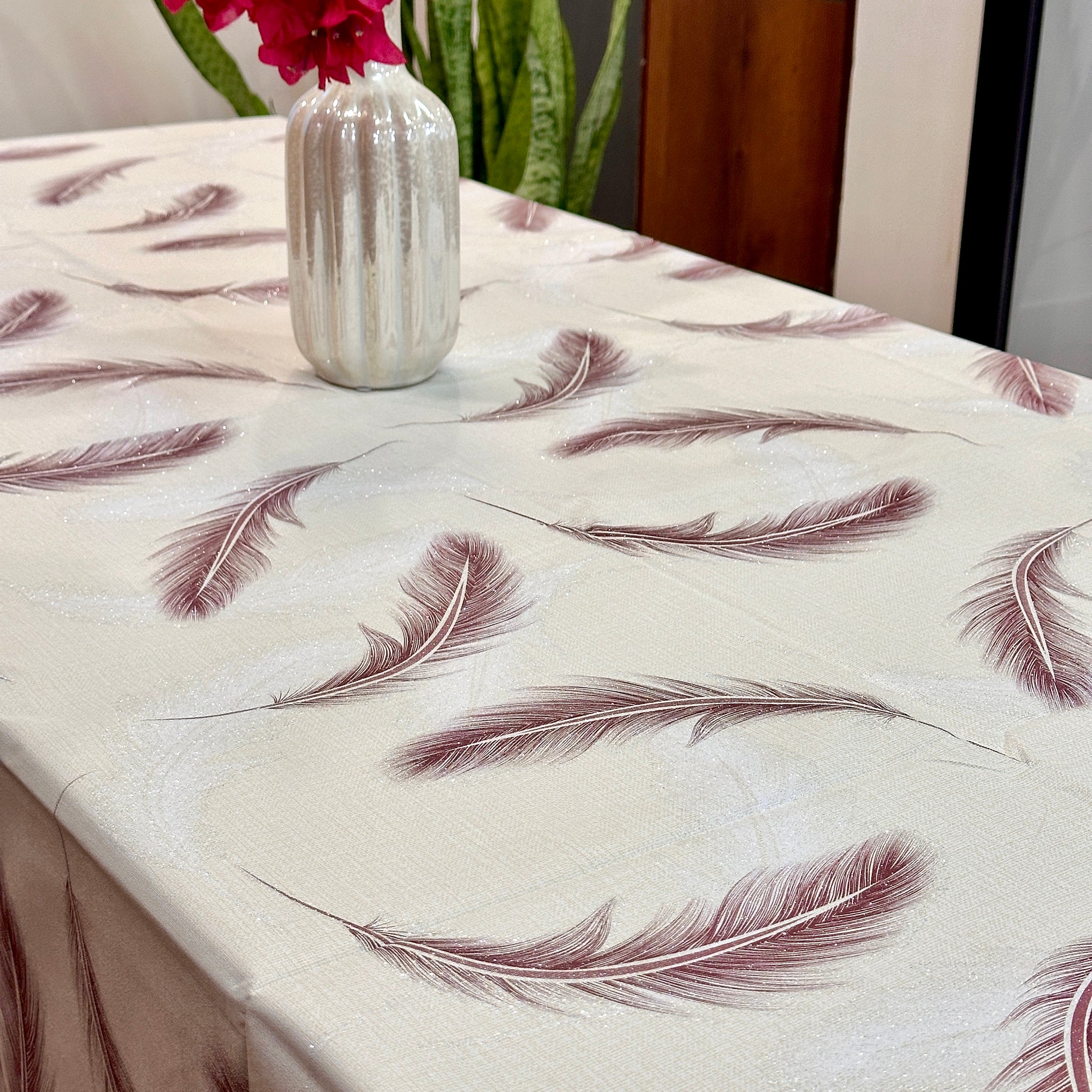 Sparkling Feather Shimmer Table Cover